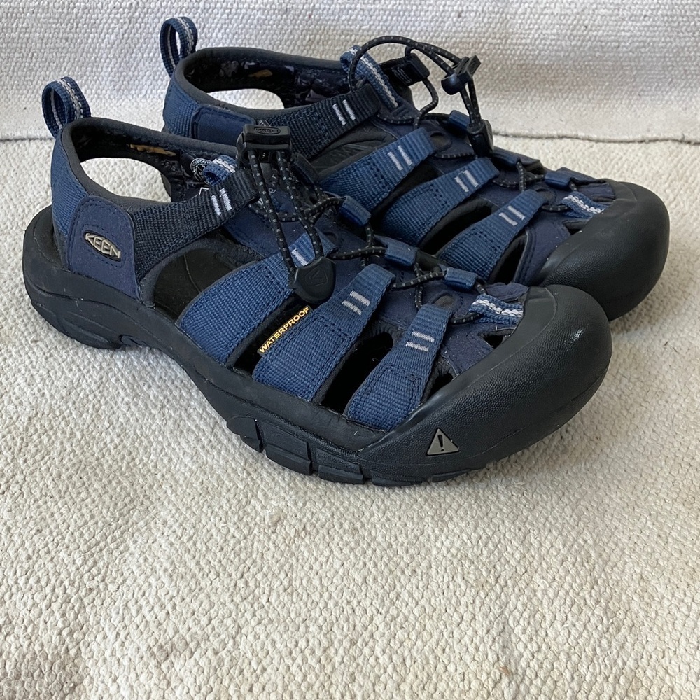Keen men’s size 7.5 (8.5 women’s) Blue rubber Sandals